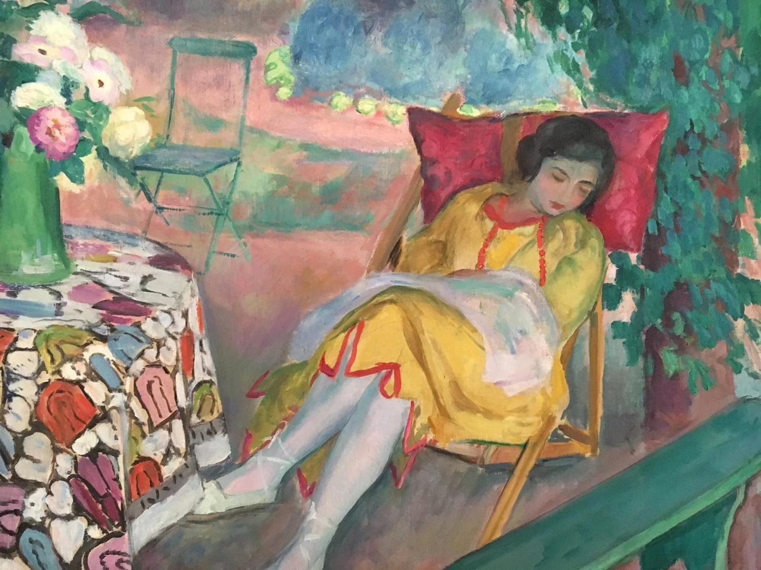 Ragazza che dorme in giardino